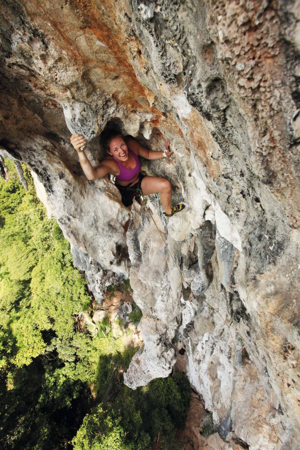 3D: Maren Ellingsen klatrer fantastiske formasjoner på Daddy long legs (6b) på The Mitt. Foto: Dag Hagen Koh-Yao-Noi-Thailand-Klatring-3