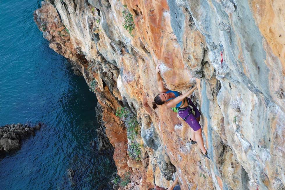 Overhengende: Elise Thoresen Sletten går Franklins tower (6a+) på Grateful Wall. Foto: Dag Hagen Koh-Yao-Noi-Thailand-Klatring-4