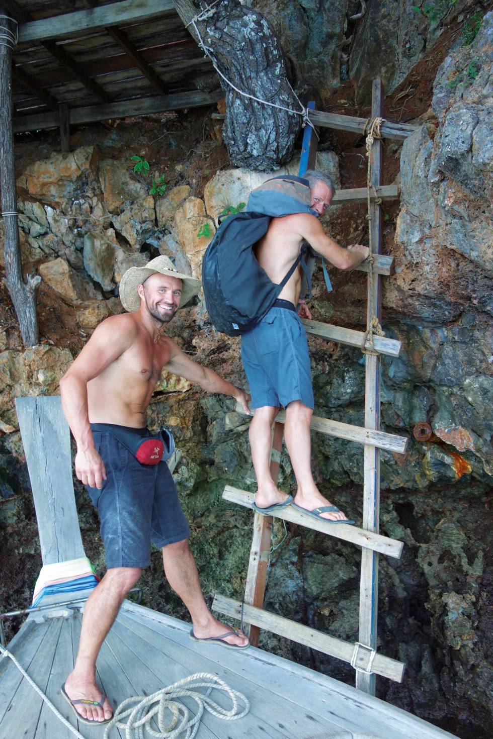 Kai: Ut fra båten og opp til Grateful Wall må man klatre stige. Dag Hagen holder båten for Jørn Glenne. Foto: Mari Dahl Schlanbusch Koh-Yao-Noi-Thailand-Klatring-7