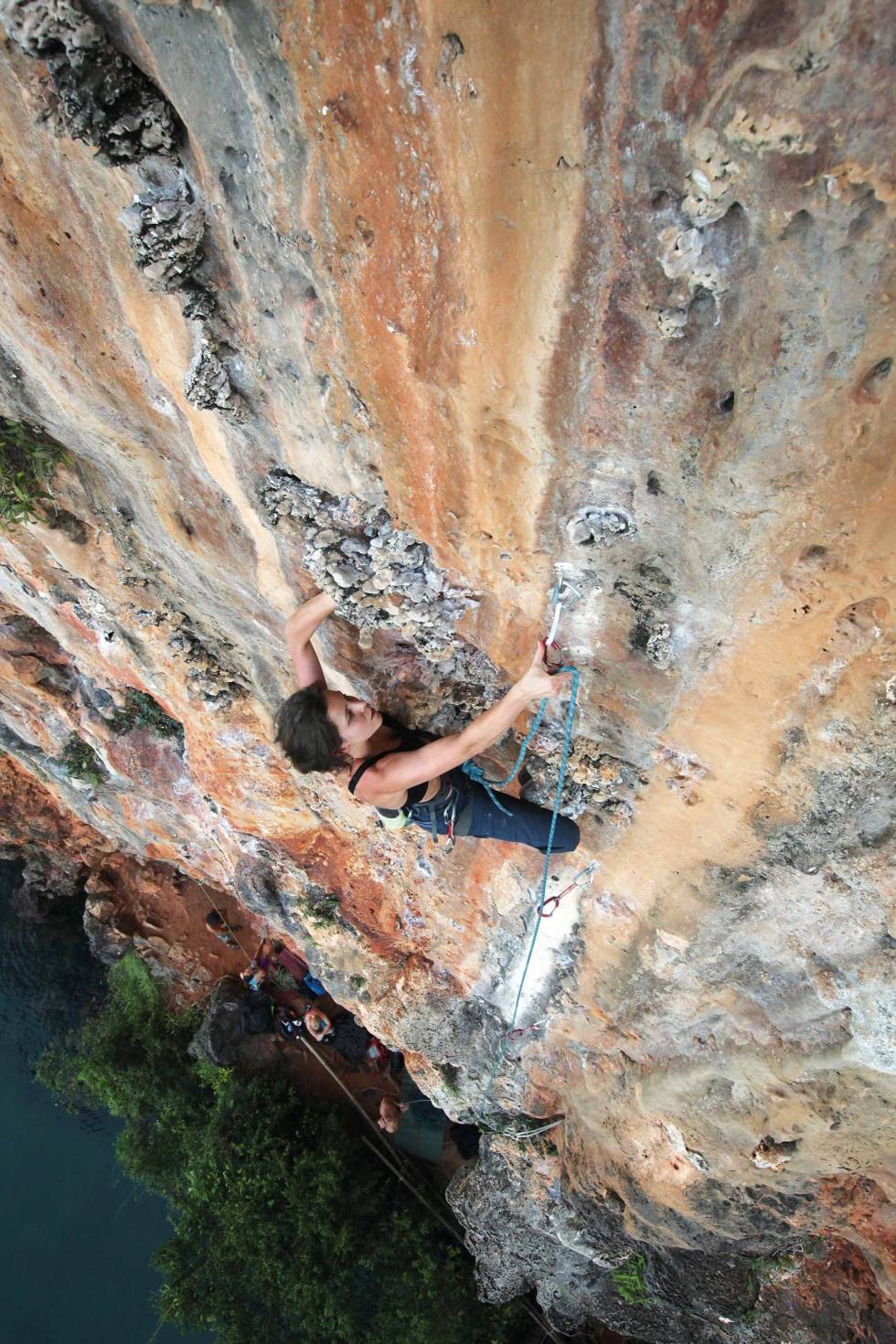 Formasjoner: Mari Dahl Schlanbusch går Help on the way (6a+) på Grateful Wall. Foto: Dag Hagen Koh-Yao-Noi-Thailand-Klatring-9