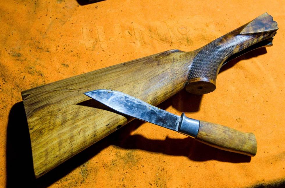 KNIVJOBB: Gammel finish sikles av med en vanlig jaktkniv. Pass på at vinkelen på bladet ikke blir over 90 grader. Kolberenovering-Våpenpuss-5