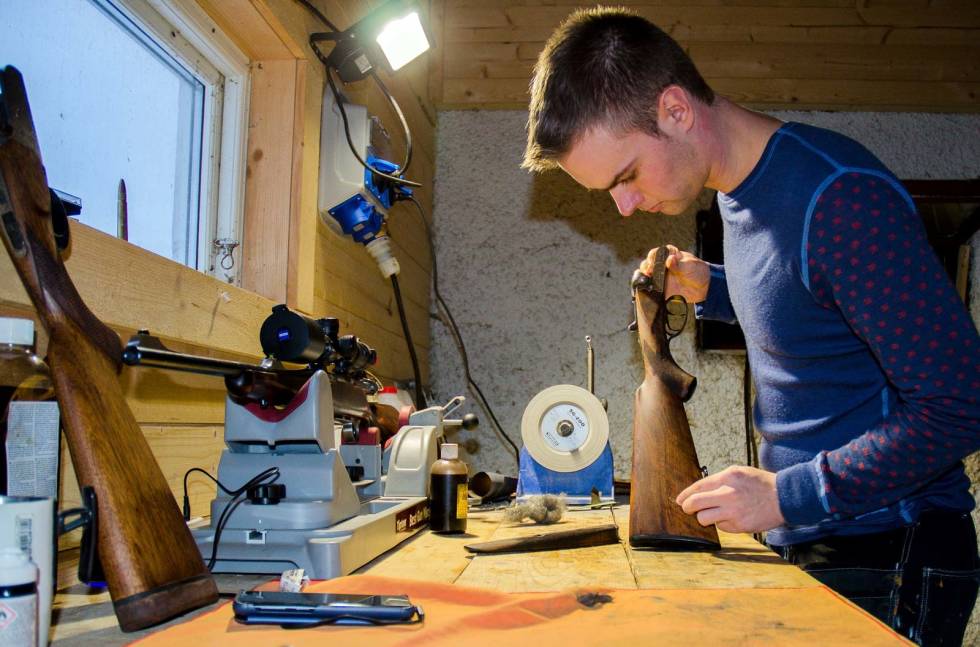 KOS I FURTEBUA: Artikkelforfatteren i sving med den gamle Saueren. Kolberenovering-Våpenpuss-7