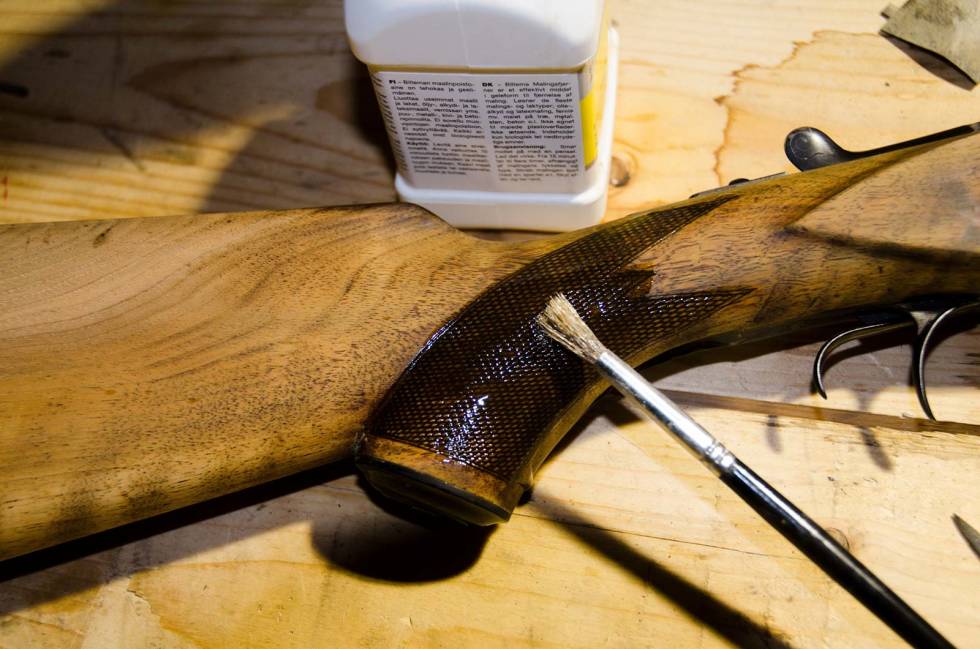 SEIG: Nettskjæringen var full av noe som mest minnet om tyggis. Et strøk malingsfjerner tok det verste før nålfilene ble tatt i bruk. Kolberenovering-Våpenpuss-8