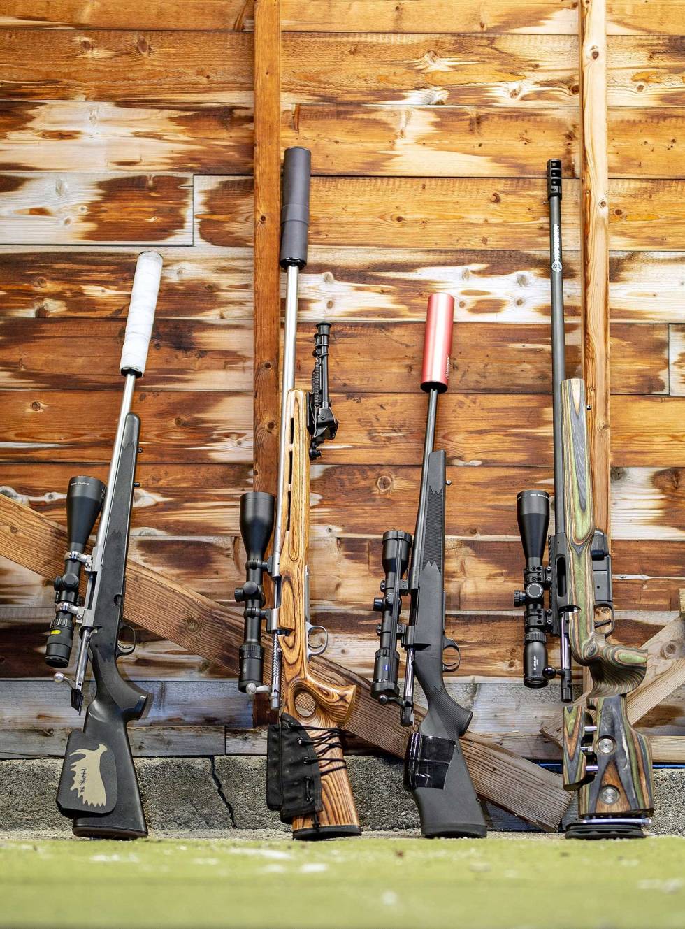UTEN JERNSIKTE: Original Tikka M595 og hjemmelagd plastforhøyer, Remington 700 med tommelhullstokk og kolbeforhøyer av tøy, Weatherby Vanguard Compact med skumplast og gaffa, og Sauer 200STR med GRS-stokk. Ingen av dem selges originalt med sikter som stokkene jo er bygd for. Kolbetilpasning-7