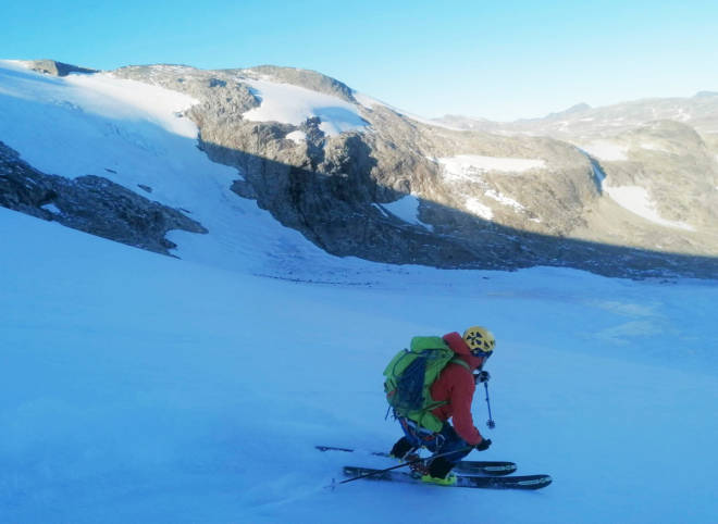 GULLREKKE I KOLDEDALEN: Glenn Roar Berge på flytte skiforhold på Koldedalsbreen fredag 9. oktober. Foto: Vilde Holien Moen Koldedalen topptur