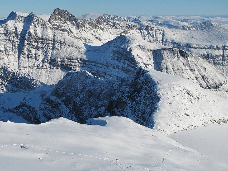 KONGEN: Deler av Kongskrona går på bre. Det sørger for tørrere snø, men skjuler også sprekker en skal se opp for. Tidlig på høsten kan det være skiføre- som her. Foto: Bård Smestad Kongskrona