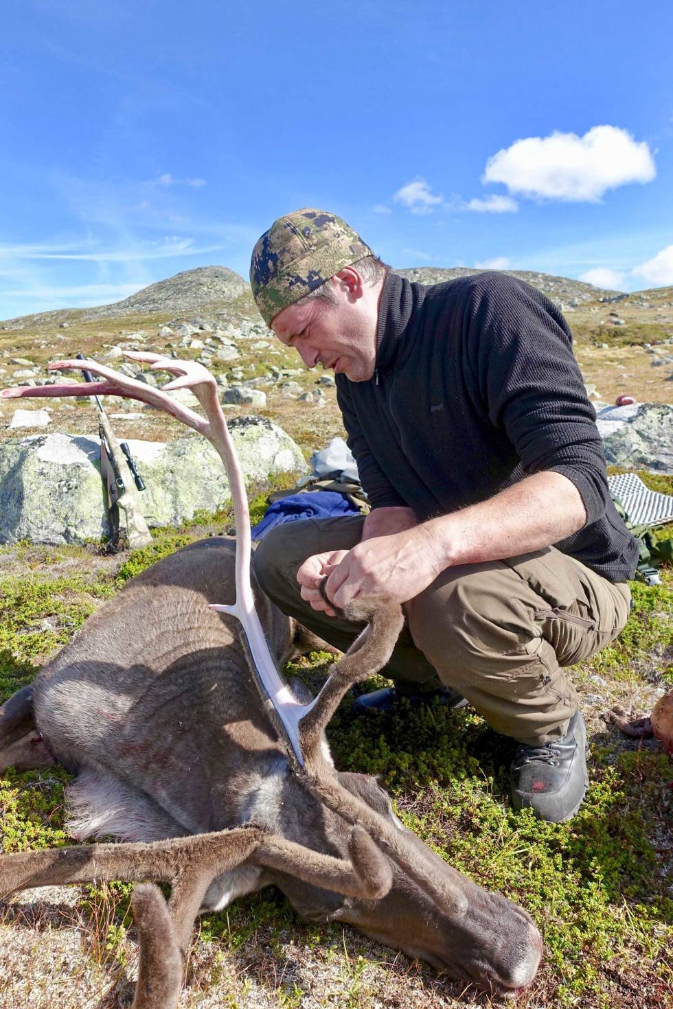 Jakthygiene: Overlege Kristian Rødland ved Folkehelseinstituttet, her under reinsjakt på Hardangervidda, tilrår hyppig håndvask under årets jakt. (Foto: Olaf Schjøll) Koronaråd-for-høstjakt-1
