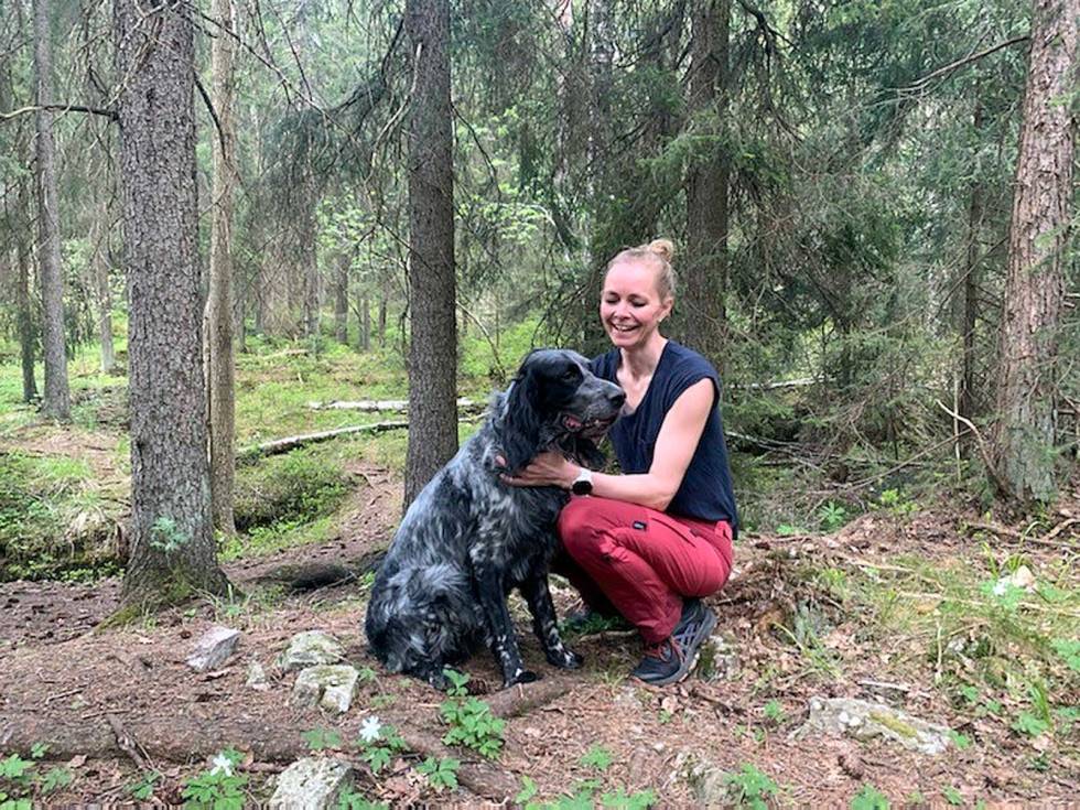 Lite smittefare: Overlege Sara Watle ved FHI, her sammen med setteren Swix, sier at jakthunder ikke utgjør noen smittefare. Koronaråd-for-høstjakt-3