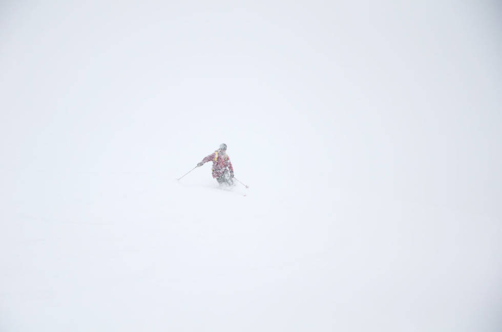 I SITT ESS: Telemarkskjøring på stødige ski i løssnøen. Foto: Erlend Sande Kortreist-Fjellski-Hakadal-3