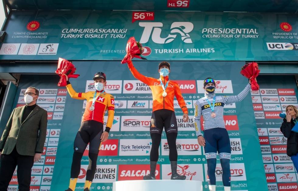 PÅ PODIET: Kristoffer Halvorsen, Arvid de Kleijn og Pierre Barbier på podiet etter den første etappen. Foto: Mario Stiehl kristoffer halvorsen uno-x pro cycling tour of turkey