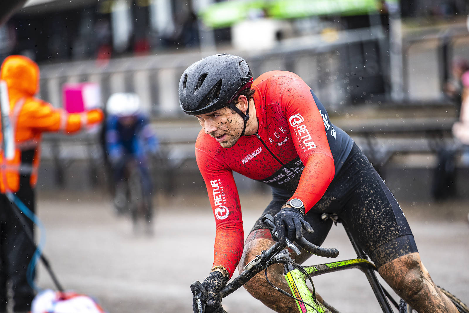 FOKUS: Kristoffer Ylven Westgaard jager rundt svingen. Foto: Pål Westgaard Bjerkekross 2019 ble en tung og våt affære Foto: Pål Westgaard