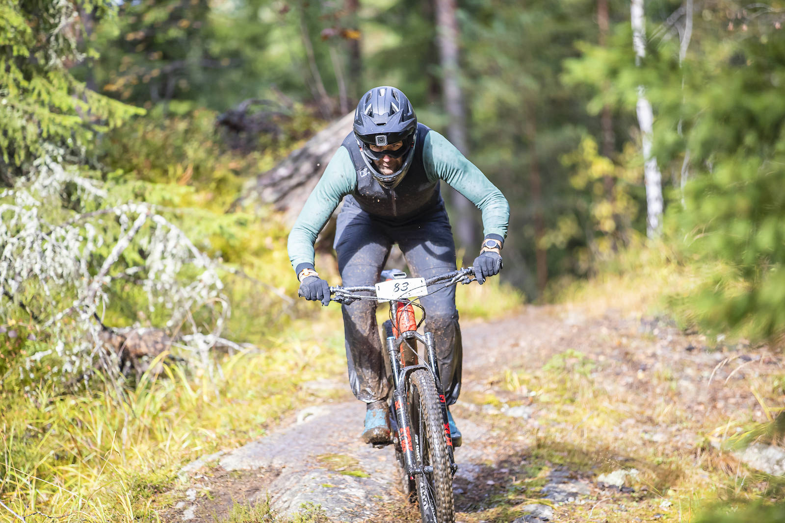 Ringerike Enduro var preget av gjørme og fuktige forhold, men her skinner sola på Kristoffer Ylven Westgaard. Foto: Pål Westgaard