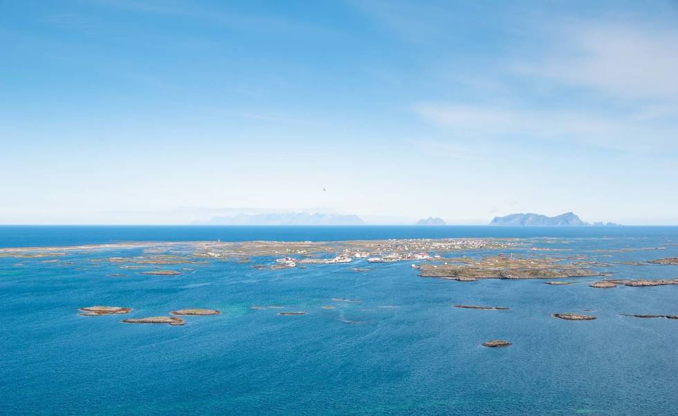 : Røst består av 365 øyer, og Røstlandet er den største. Vi er nå 100 kilometer vest for Bodø og 115 kilometer nord for Polarsirkelen. Værøy er nærmeste nabo, omtrent 25 kilometer nordøst. Foto: Jon Olav Larsen Røst-landet