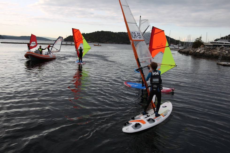 PRØVE FØRST: Tar du et kurs, så vet du om windsurfing er noe for deg. Bilde:Drøbak seilforening Kurs drøbak windsurfing