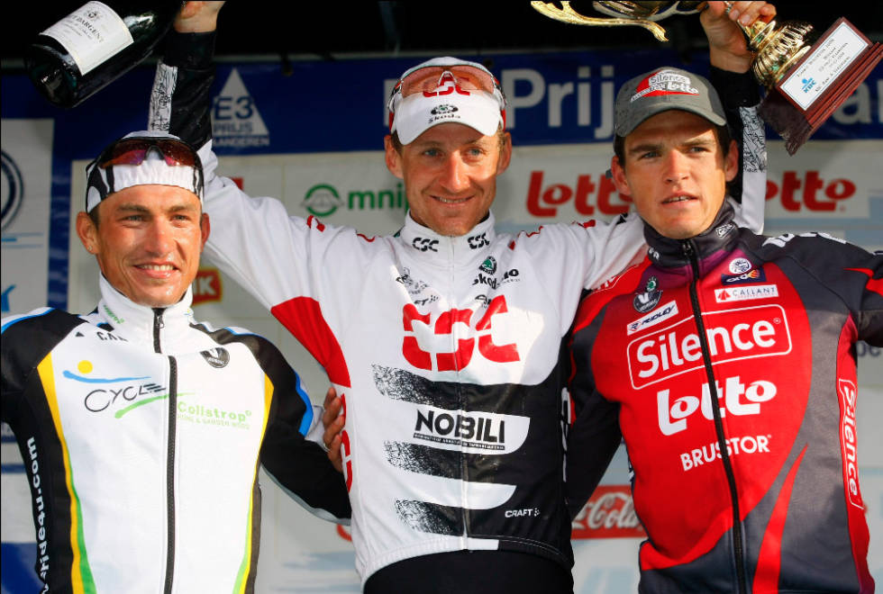 DEFINITIVT PRE-COVID: Det vil være langt mer avstand mellom rytterne som havner på podiet fredag, men her er i hvert fall Arvesen omkranset av David Kopp og Van Avermaet i 2008. Foto: Cor Vos kurt asle arvesen e3 prijs vlaanderen e3 saxo bank classic uno-x greg van avermaet