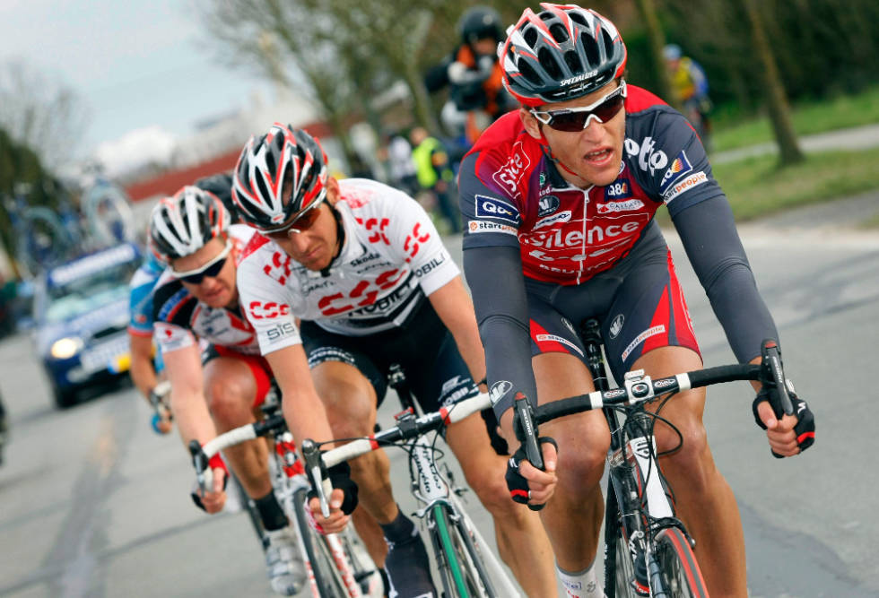 I BRUDD: En ung Greg Van Avermaet tauer i bruddet i E3 Prijs Vlaanderen, med Kurt Asle Arvesen på hjul. Foto: Cor Vos kurt asle arvesen e3 prijs vlaanderen saxo bank classic greg van avermaet uno-x