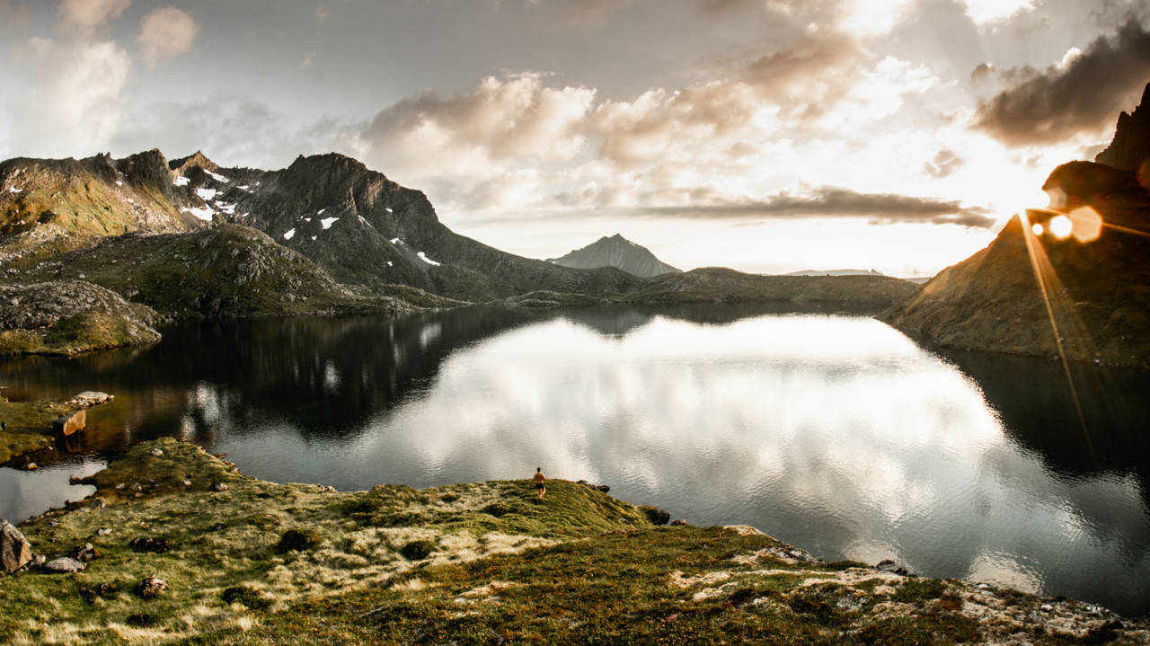 KVELDSBAD: En dukkert i et fjellvann etter en lang dag i fjellet. Foto: Sondre Forsell KVELDSBAD: En dukkert i et fjellvann etter en lang dag i fjellet. Foto: Sondre Forsell