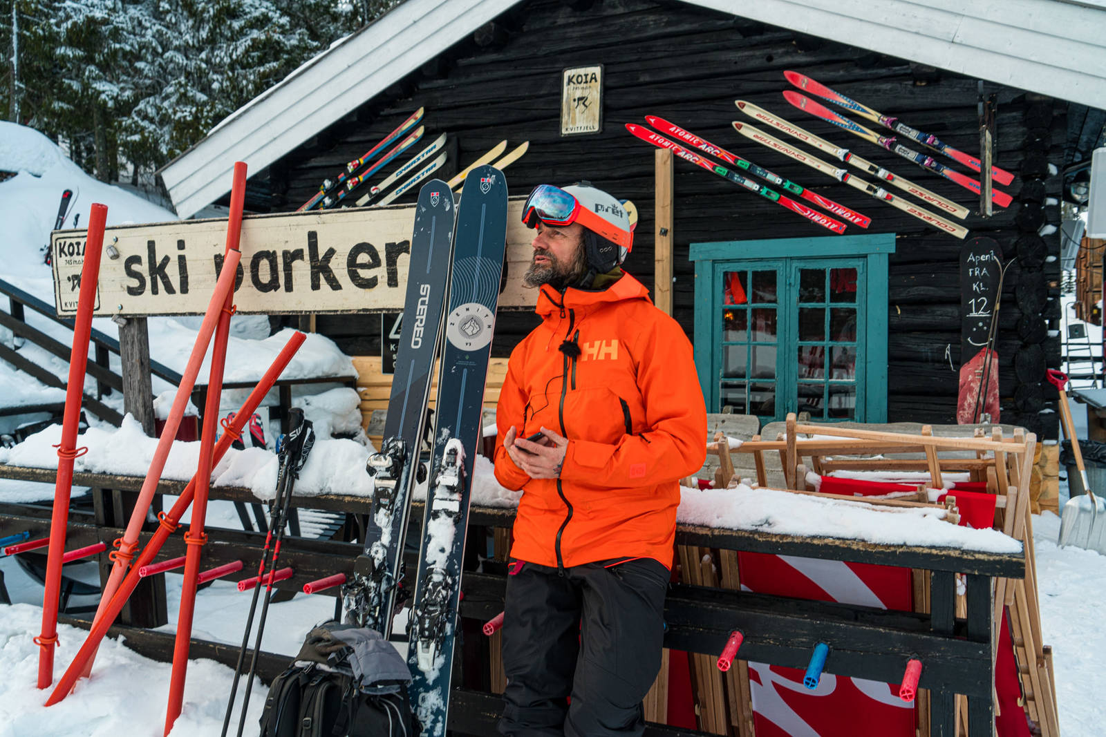 BREDT TILBUD: Bård Gundersen tar en prat med alpinlegenden Ole Kristian Furuseth utenfor Koia i Kvitfjell. Bilde: Christian Nerdrum Kvitfjell_Bård_Gundersen__Bilde_Christian_Nerdrum-7249