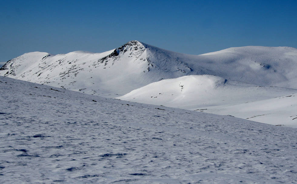 TÅLER VÅRSOLA: Fra toppen av Kyrkjebønosi kan du velge mellom tre ulike nedkjøringer. Kyrkjebonosi Hemsedal