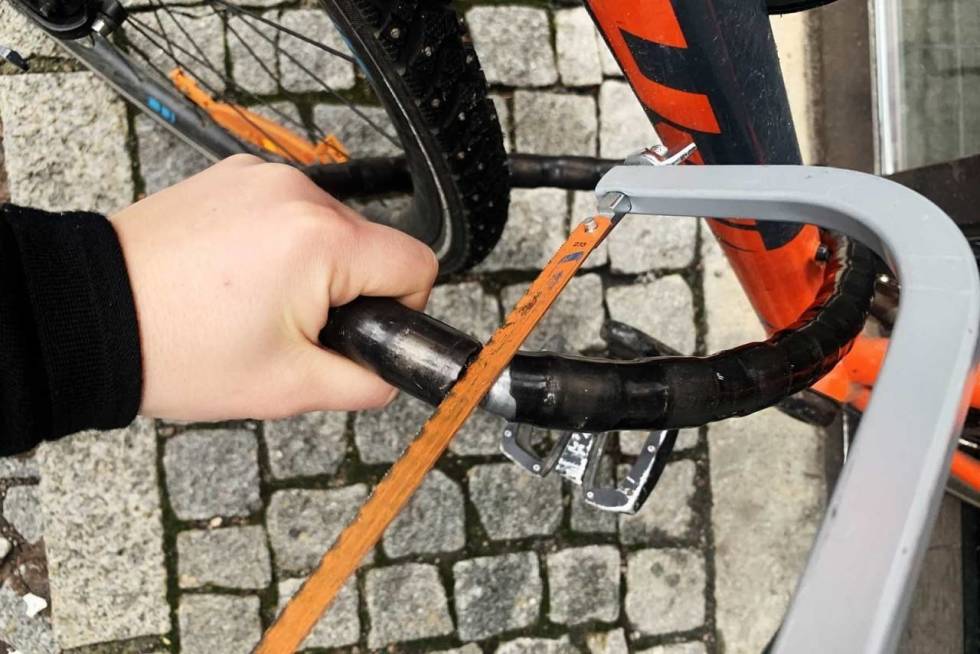 STOR OG TUNG: Enkelte forsikringsselskap krever store, tunge og FG-godkjente låser. Andre stiller ingen krav til lås. Illustrasjonsfoto: Kristoffer Kippernes. lås-lanevei