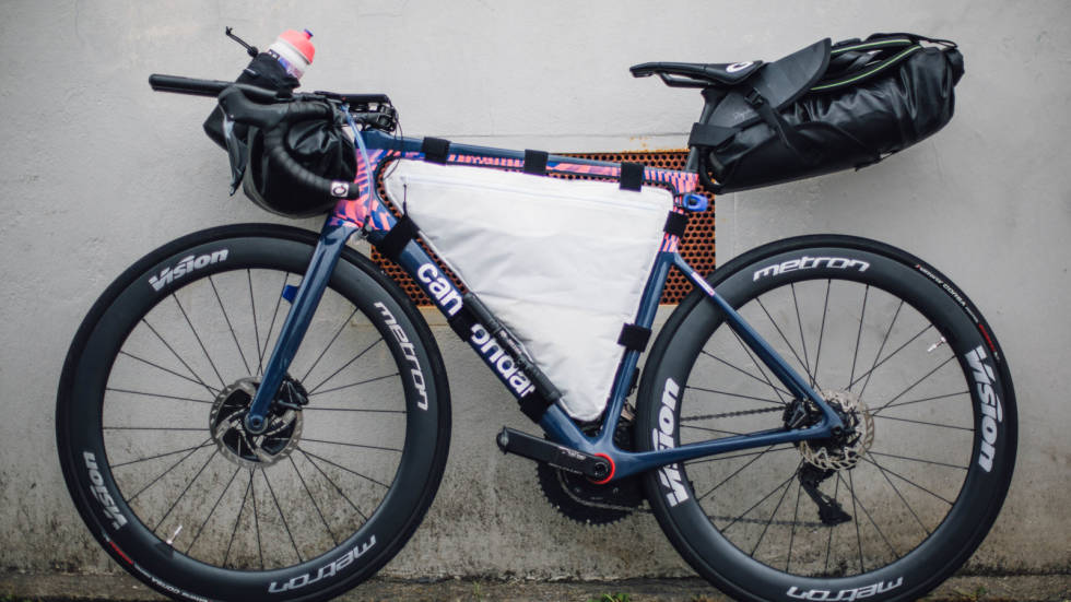 PAKKET OG KLAR: Morton har gått opp en rammestørrelse for å få større plass til rammevesken. Foto: EF Education-Nippo lachlan morton the alt-tour 3