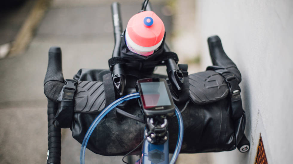 COCKPIT: Morton har ekstra beskyttelse på styret, samt bøyle, for å få mer komfort og kunne være mer aerodynamisk, for å lettere tilbakelegge kilometer i lettere terreng. Foto: EF Education-Nippo lachlan morton the alt-tour 5