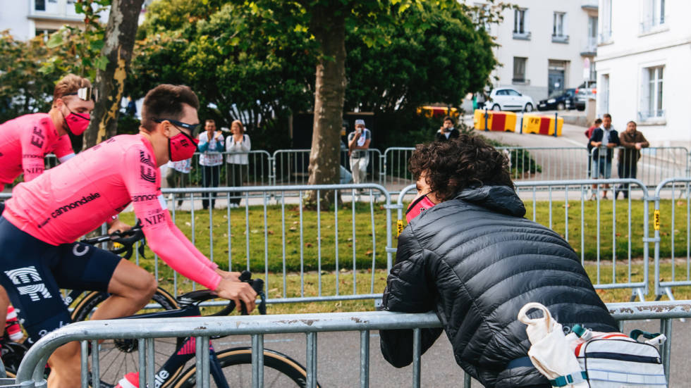 PÅ PLASS I BREST: Morton så lagkameratene i EF starte Touren, før han selv syklet av gårde på sitt eventyr. Foto: EF Education-Nippo lachlan morton the alt-tour 6