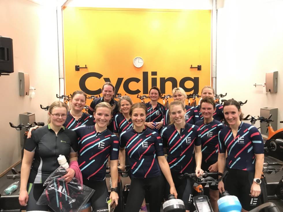 HOLDT KOKEN: Ladies Edition hadde ti ryttere som byttet på å sykle sist 24-timersrunde av watt vs cancer. Ladies-edition