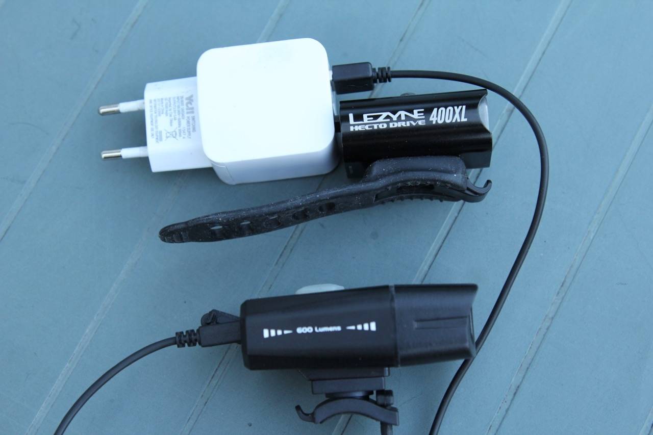 USB-LADING: Du kan lade lyktene med USB-ledning. Lezyne-lykta plugger du rett i kontakten. Lading av lykter med USB
