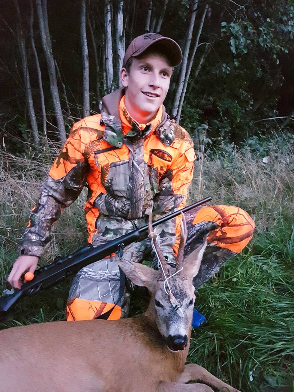 Tidlig krøkt: Jonathan Hustuft (16 år) fikk fløyte av meg sist sommer, og felte sin første bukk på lokken. (Foto: Ole Bjørn Hustuft). Lag-din-egen-lokk-lokkjakt-5