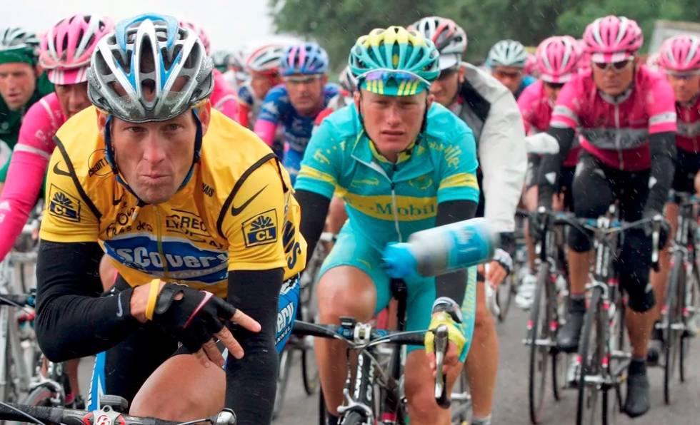 UHELDIG: Proffene kaster fortsatt flasker under ritt. Det fører til at amatører gjerne gjør det samme. Foto: Cor Vos. lance armstrong kaster flaske
