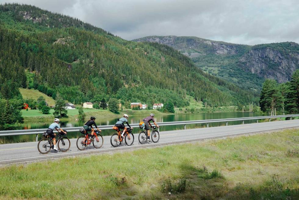 LANG LANG REKKE: Feltet på strek, et sted langs Byglandsfjorden, en søndag formiddag i juli. Landevei-Kristiansand-Oslo-7
