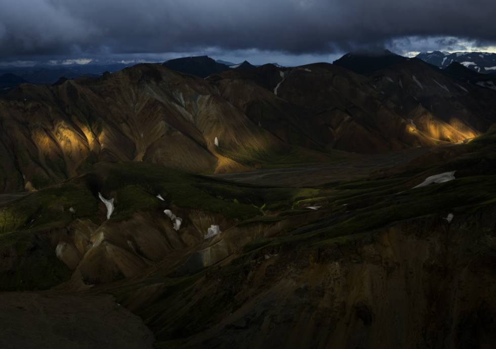 Etter en anstrengende sprint opp fjellet, rekker jeg akkurat å få med meg drømmelyset som lyser opp fjellene rundt Landmannalaugar. Foto: Trym Sannes Landmannalaugar, Island