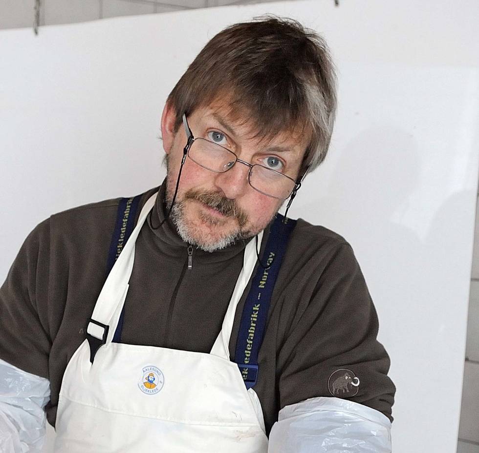 FASINASJON: – Jeg kan forstå at langholdsskyting virker spennende. Men hold deg til skyting på bane og ikke jakt når du driver med dette, sier Johan Trygve Solheim ved Norsk Hjortesenter. Langholdskyting-9