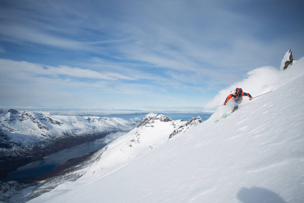 Freeride deltaker på vei ned fra Langlitinden. Foto: Tore Meirik Langlitinden-Andørja-1