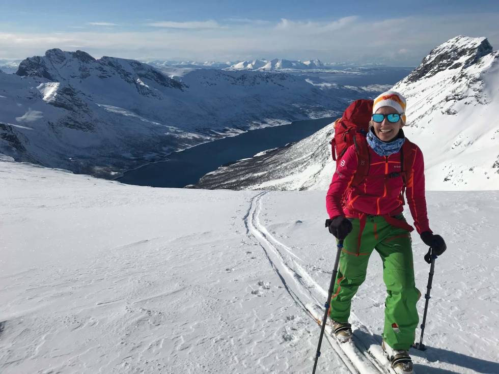 Anne-Berit Lorentsen på vei opp til Langlitinden. Straumsbotn og Kråktindan i bakgrunnen. Foto: Esben Kuhnt Langlitinden-Andørja-9