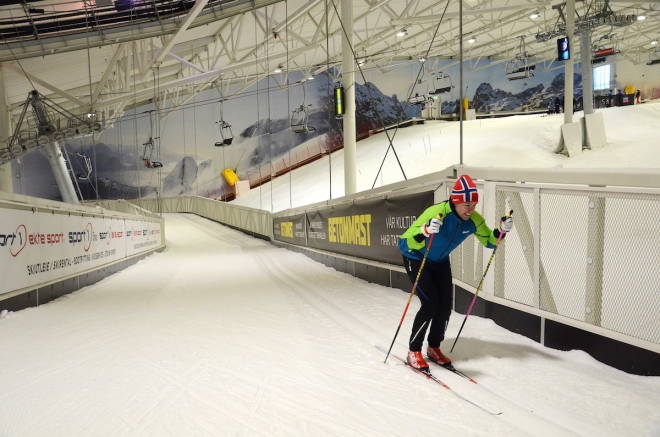 LANGRENN: Det er fullt mulig å få fram både skiglede og melkesyre i langrennsløypa som er plassert på en slags hyller over alpinbakkene. Foto: Erlend Sande langrenn innendørs snø