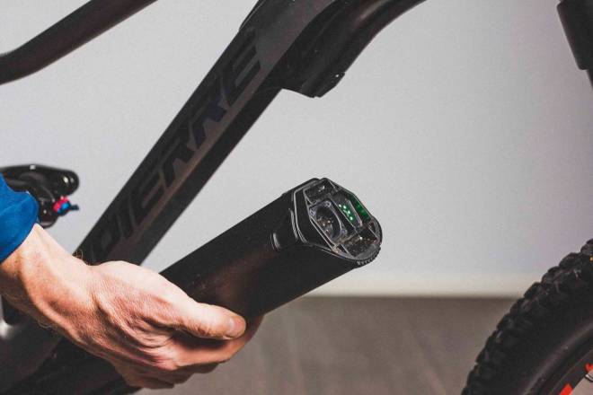 MOTORRØR: Både motoren og batteriet er integrert i underrøret. Her finner vi også bryteren for å skru motoren av og på. Lapierre med Fazua-motor