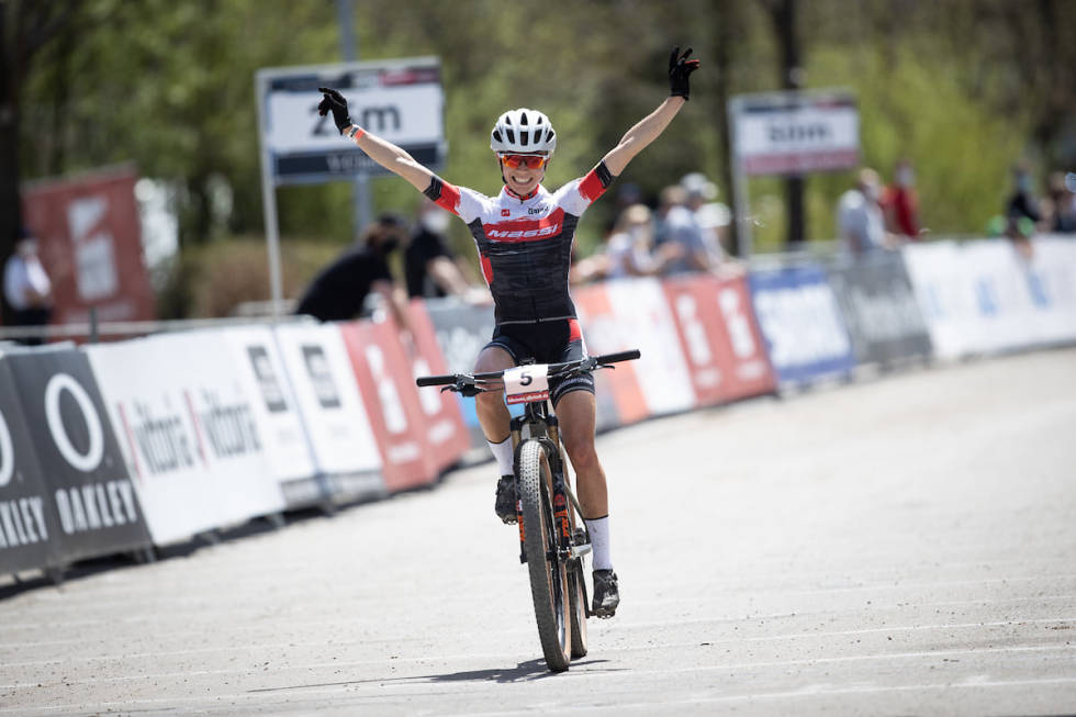 UNG VINNER: Franske Loana Lecomte er bare i sin andre sesong som senior-syklist. I Albstadt vant hun overlegent. Foto: UCI Loana Lecomte
