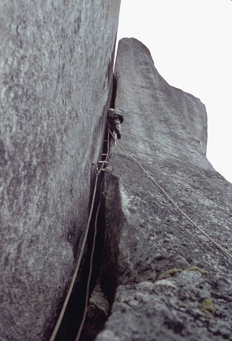 Nytt utstyr: Leif på førstebestigningen av ruta Pipeline i Squamish, Canada 1966. Det var antagelig en av de første rutene hvor Tube chocks var i bruk. Leif og Glenn laget dem av en gammel tv-antenne av aluminium som de kappet opp i passende lengder. Foto: Glenn Woodsworth Leif-Norman-Patterson-2