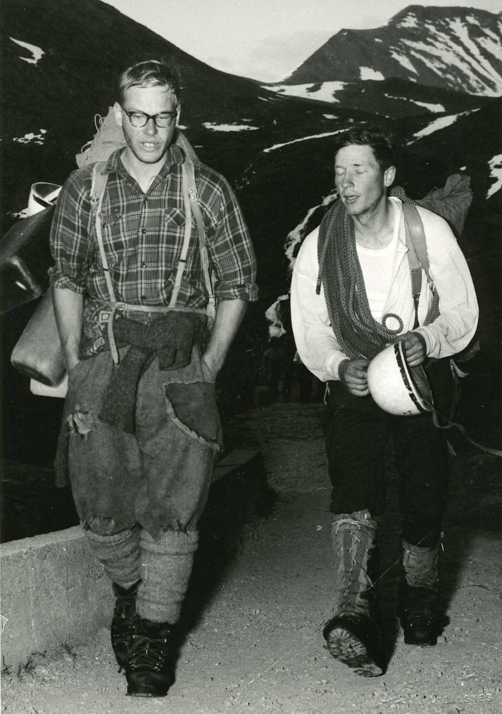 Endt dyst: Jon Teiland og Leif Patterson på Trollstigen etter klatringen opp Trollveggen. Foto: H. Sødahl Leif-Norman-Patterson-5