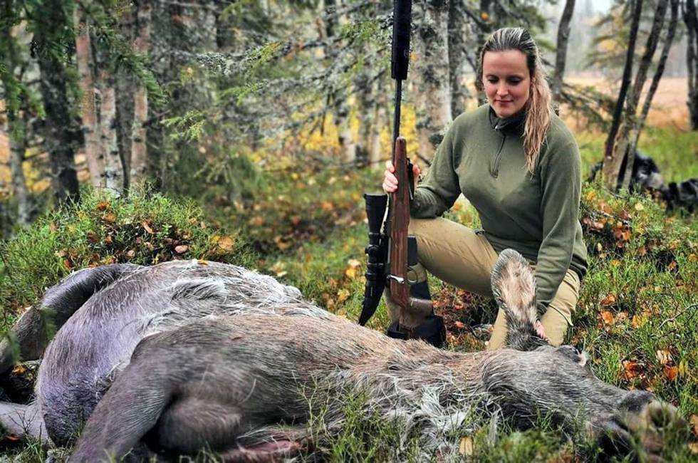@lenesj91: Stolt og fornøyd jeger i dag #minførsteelg #elgjakt #jaktfiskeogfriluftsliv #kkc #tikkat3 #jaktjenter #jaktmedhund #njff lenesj91