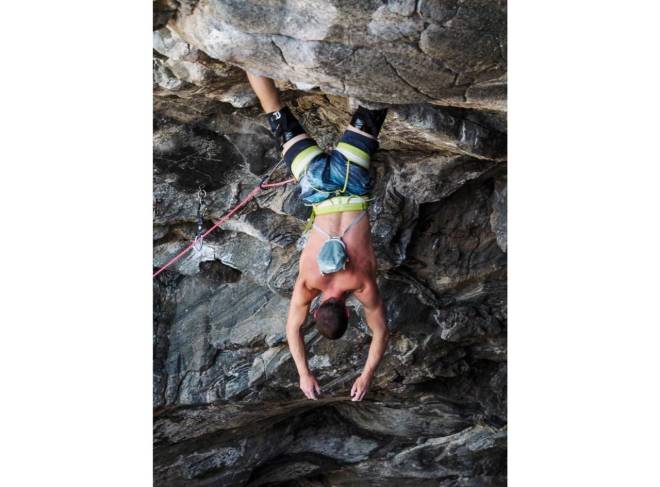 LEOS LEKELAND: Leo hviler armene på Nordic Flower (8c). På de 35 dagene han har hatt i Flatanger har han gått en 8c+ (Odins Øye) og fire ruter på 8c: Nordic Plumber, Nordic Flower, Muy Verdes og Valkyrien. Sistnevnte gikk han på tredje forsøk. Foto: Thomas Mørkby Rimau Klatring Leo Bøe