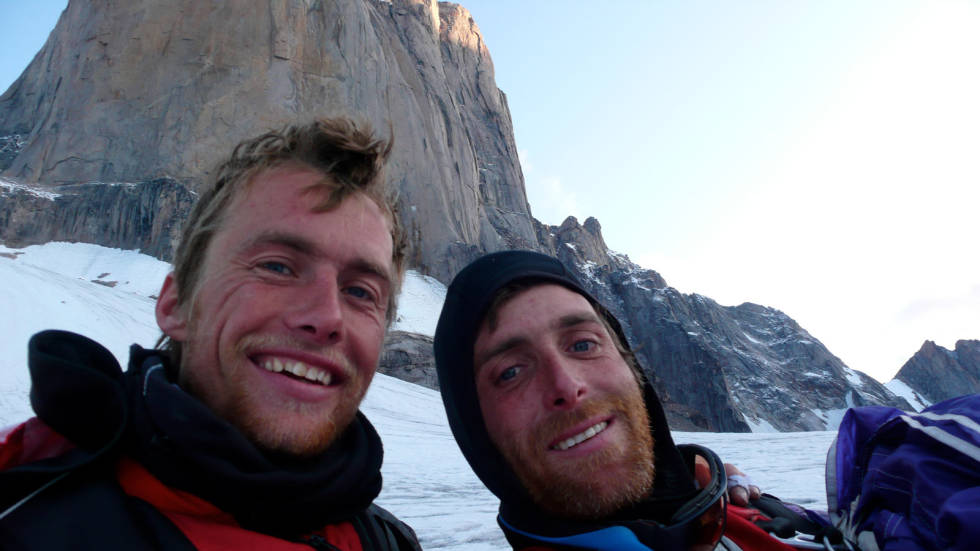 Gode venner: Leo Houlding og Sean «Stanley» Leary kort tid etter første (ulovlige) vingedrakthopp fra Mount Asgard, Baffin island, etter å ha brukt 12 dager på vestveggen uten å klare å friklatre den. August 2009. Foto: Sean Leary Leo-Houlding-Klatring-5