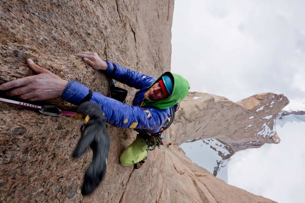 FAVORITT: Dette er et av de bildene Leo Houlding liker aller best fra karrieren; ham selv på led i Ulvetannas toppvegg med nordøstryggen synlig i bakgrunnen. Foto: Alastair Lee Leo-Houlding-Klatring-6