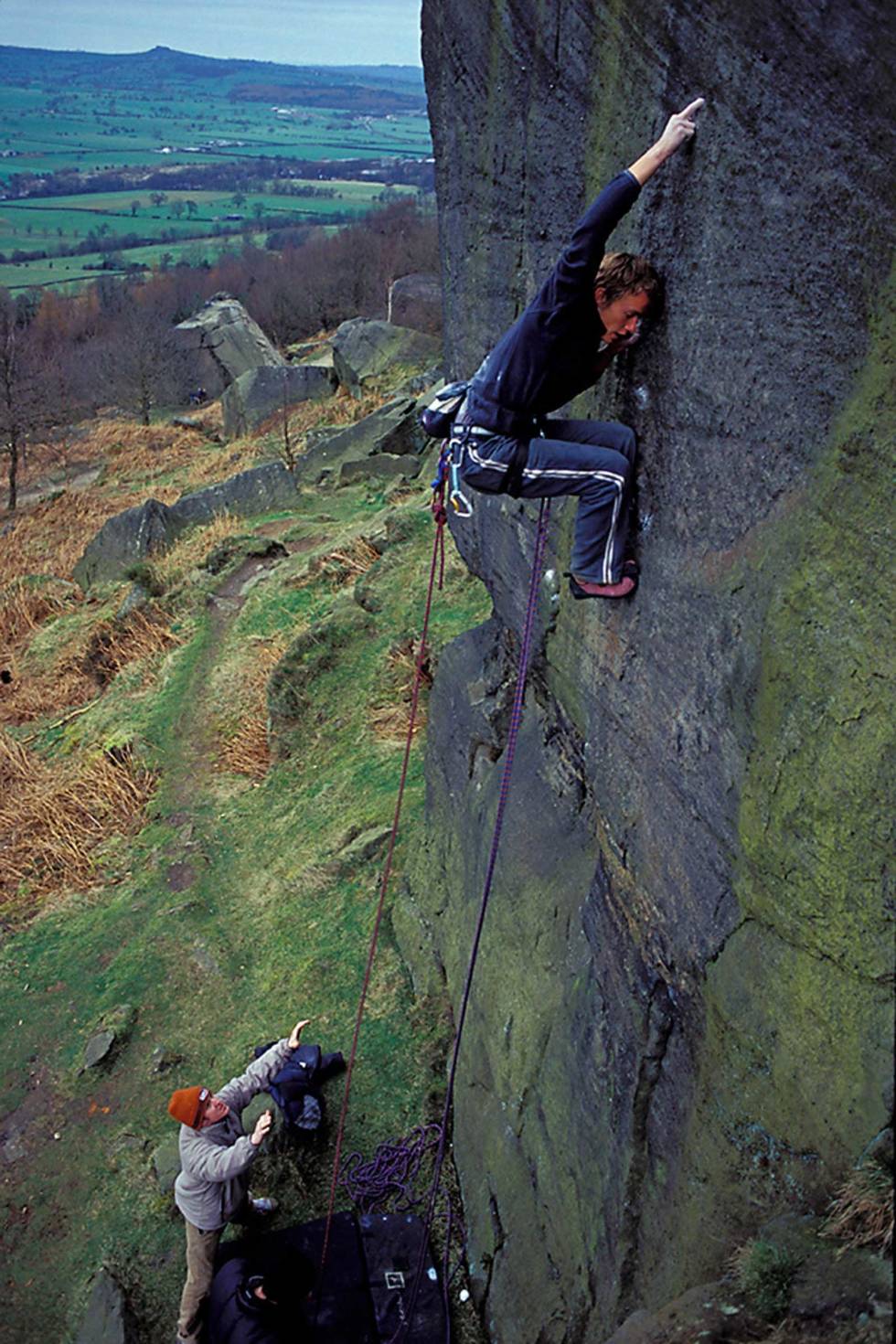 Runout: Leo spottes av Sam Whitaker mens han onsighter hard grit-klassikeren Strangeness (E7 6c), Yorkshire 2001. Foto: Adam Long Leo-Houlding-Klatring-7