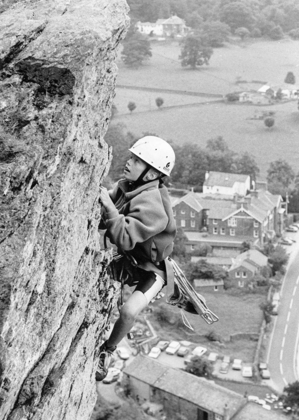Barnsben: Leo forelsker seg i klatring som 10-åring, på klassikeren Little Chamonix (V. Diff) i Lake District, UK. Foto: Tony Riley Leo-Houlding-Klatring-8