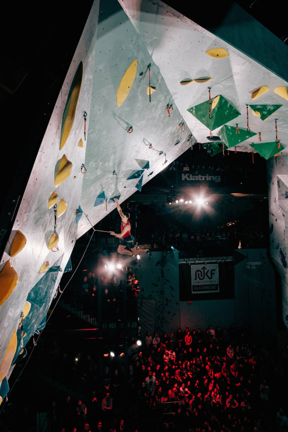 STEMNING: Leo Bøe setter dynoen og svinger over publikum. Foto: Bjørnar Smestad LeoBøeFinale1
