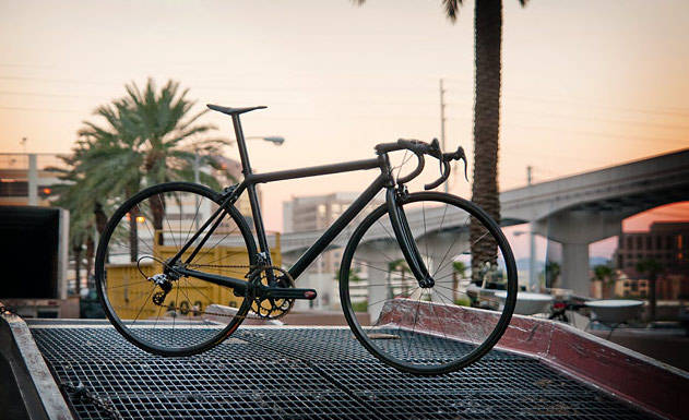 VERDENS LETTESTE? Dette custom-bygget veier bare 2,7 kilo, og er fullt brukandes. Prisen er på 45000 dollar. Foto: TriRig.com lettvektssykkel
