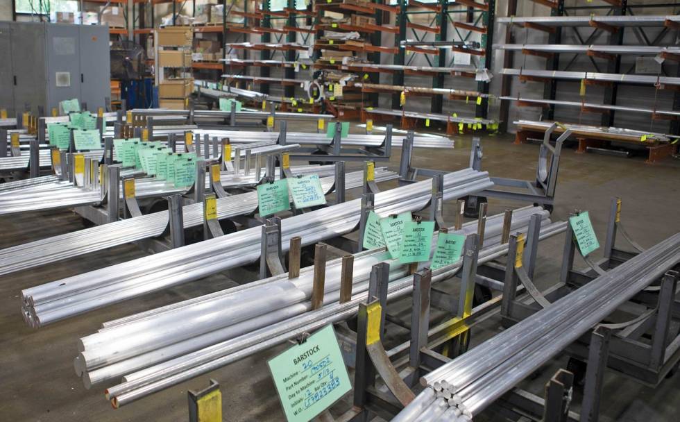 På høyde med Boeing: I gamle dager var aluminiumslageret på Leupold-fabrikken enormt, mens man i dag bare tar inn aluminium for en dags forbruk om gangen. Virksomheten er kun overgått av flyfabrikken Boeing i amerikansk industri når det gjelder forbruk av 6061-t6 flyaluminium. Leupold-optikkproduksjon-2